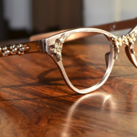 🍒 Vintage Tura Matte Gold and Pearl Cat Eye Glasses